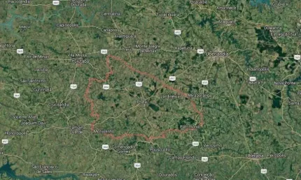 Fazenda para venda na região de Campina Verde-MG com 660 hectares sendo 470 hectares em soja, beira do rio, benfeitorias