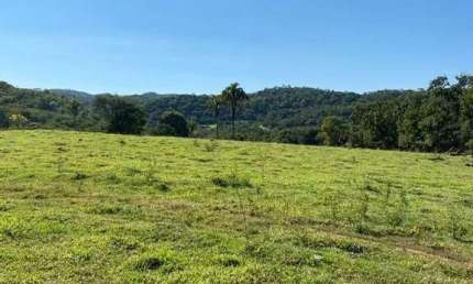 Fazenda dupla aptidão para venda em Paracatu-MG com 212 hectares sendo 70 hectares agricultáveis, abundante em água e com benfeitorias