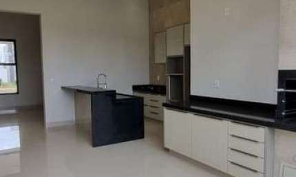 Linda casa para venda na Zona Sul, Condominio Vivendas da Mata, Ilha Aroeira, 3 suites sendo 1 master, gourmet e piscina, 153 m2 construidos em um ter
