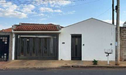 Oportunidade. Casa para venda em Pradopolis-SP no Jardim dos Ipes, 1 dormitorio, 2 vagas, 196 m2 construidos em um terreno de 373 m2