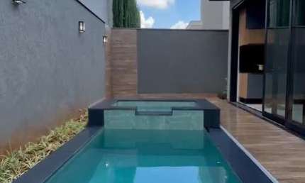 Maravilhosa casa nova para venda na Vila do Golfe, Cond. Quinta dos Ventos, 3 suites mais escritório, gourmet e piscina em 189 m2 construidos, lazer c