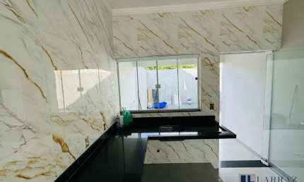 Linda casa nova para venda no Parque das Oliveiras, alto padrão de acabamento, 2 dormitorios com 1 suite em 160 m2 de área total