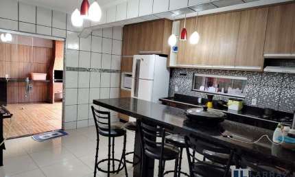 Amplo sobrado para venda no Jd. Heitor Rigon, 3 dormitorios sendo 2 suites, varanda gourmet, 2 vagas, 181 m2 construidos em um terreno de 130 m2