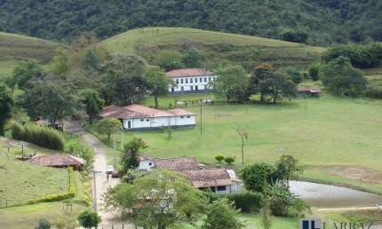 Linda fazenda de cinema múltipla aptidão para venda na região de Lorena-SP, com 55 alqueires, casarão histórico, rica em água e várias benfeitorias