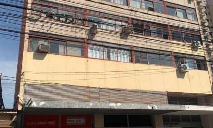 Ampla Sala comercial para venda ou locação no Centro, na Americo Brasiliense, Ed. São Jorge, com 77 m2, Cozinha, banheiro