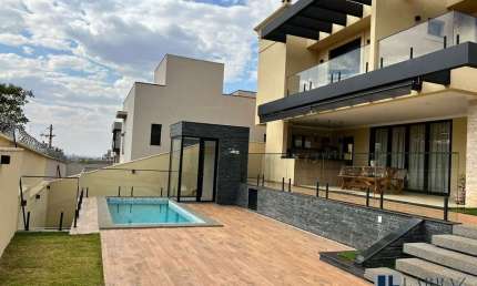 Maravilhoso sobrado altíssimo padrão para venda na Vila do Golfe, Cond. Terras de Siena, 3 suítes 1 master, gourmet e piscina em 305 m2 construidos
