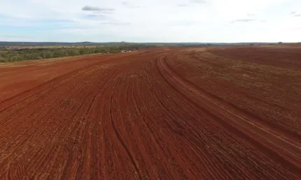 Fazenda para venda na região de Comendador Gomes-MG, com 260 hectares, aproveita 180 hectares para lavoura, rica em agua e benfeitorias