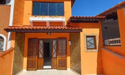 Sobrado de 220m² em Cidade Maia - Guarulhos: 4 dormitórios, 4 banheiros por R$900k (venda) ou R$4.100/mês (locação)