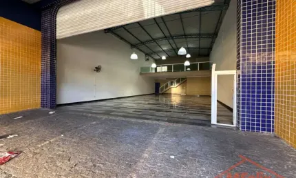 Galpão em Jardim São João - Guarulhos: 280m², 3 banheiros, venda por R$1,8 mi e locação por R$7,5 mil.