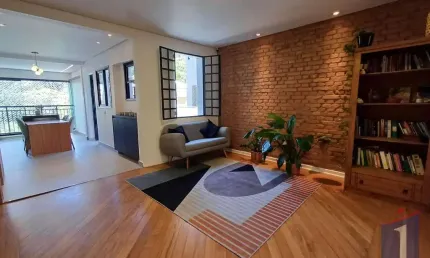Casa à Venda em Aclimação - 4 Dormitórios, 300m² por R$1.9M