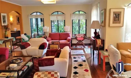 Casa à Venda em Jardim da Glória - 4 Dormitórios e 6 Banheiros