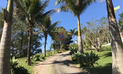 Chácara de luxo em Mogi das Cruzes: 800m², 5 suítes, 6 banheiros por R$2.300.000