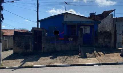 Casa com terreno amplo, ótimo para fazer galpão.  300,00m² de terreno.