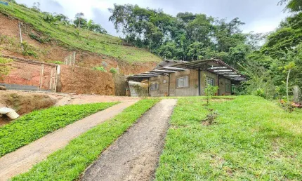 Casa para Venda em Teresópolis, Pessegueiros, 2 dormitórios, 1 suíte, 1 banheiro, 5 vagas
