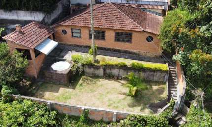 Casa para Venda em Petrópolis, Carangola, 5 dormitórios, 2 banheiros, 1 vaga