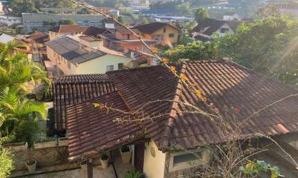 Casa para Venda em Petrópolis, Quitandinha, 2 dormitórios, 2 banheiros, 2 vagas