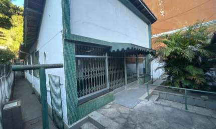 Casa para Venda em Petrópolis, Carangola, 3 dormitórios, 1 suíte, 2 banheiros, 3 vagas