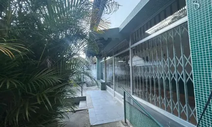 Casa para Venda em Petrópolis, Carangola, 3 dormitórios, 1 suíte, 2 banheiros, 3 vagas