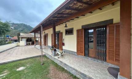 Casa para Venda em Petrópolis, Nogueira, 4 dormitórios, 1 suíte, 3 banheiros, 4 vagas