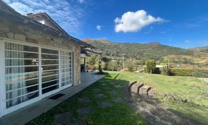 Casa para Venda em Petrópolis, Araras, 5 dormitórios, 3 suítes, 4 banheiros, 4 vagas