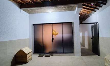Excelente oportunidade: Casa à venda em Taubaté-SP, Residencial Estoril, 2 quartos, 1 suíte, 1 sala, 2 banheiros, 2 vagas, 65m².