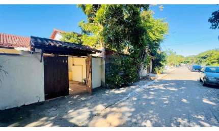 À Venda: Prédio com 3 Casas + 2 Kitnets, Saída para 2 Ruas, na Melhor Localização Comercial de Búzios/RJ