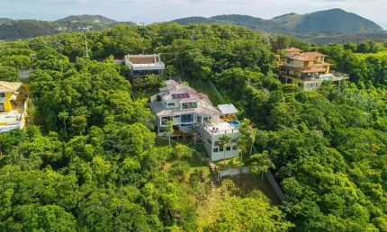 Mansão à venda com Vista Mar na Ferradura – Luxo, Conforto e Exclusividade