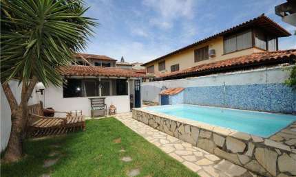 Ótima casa com 4 quartos, piscina e área de churrasco em localização privilegiada