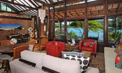 Casa pé na areia à venta em Búzios Ferradura com RGI e prainha exclusiva