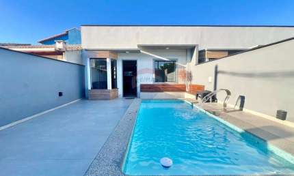 À venda Linda Casa Linear com Piscina e Porteira Fechada em Búzios- Pronta para Morar ou Investir!