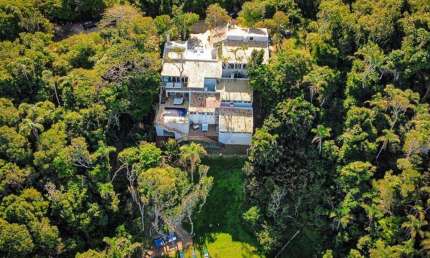 A venda Casa Exclusiva em Meio à Natureza com Piscina e Vista para o Mar em Búzios