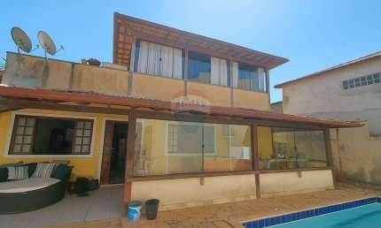 À venda: Casa com 4 quartos, piscina e jacuzzi na Vila Verde, conforto e sofisticação em Búzios!