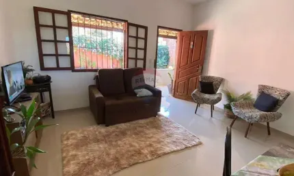À venda: casa com 2 quartos, quitinete e quintal amplo com muito verde em armação dos búzios