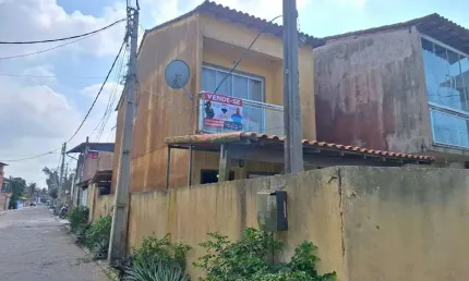 À venda: Casa duplex com 2 quartos, pé na areia em Unamar por R$160.000