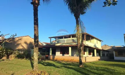 À venda: sobrado com 4 quartos, terreno amplo e espaço gourmet em unamar – cabo frio/rj