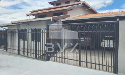 A casa é extraordinária possui 4 suítes sendo duas com varanda com guarda corpo de vidro e uma vista panorâmica esplêndida