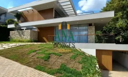 5 Dormitórios, Sendo 4 Suítes: A casa conta com cinco amplos dormitórios, sendo quatro suítes, o que garante total privacidade e conforto para a família.