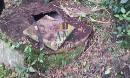 Sitio A Venda em Piedade, SP com Casa com 6 quartos, sendo 1 suíte e mais 2 banheiros internos. Sala e cozinha.