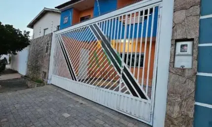 Casa sobrado, 130m2 de área construída, 132m2 de terreno. 3 dormitórios, sendo 1 suíte, 2 sacadas com porta balcão, + um banheiro social e um lavabo. todos os