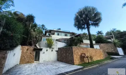 Casa em Condomínio com Piscina na Praia das Toninhas em Ubatuba