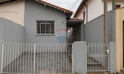 Casa composta por 01 dormitório, sala, cozinha, banheiro, área de serviço, quintal, edícula e 1 vaga de  garagem.