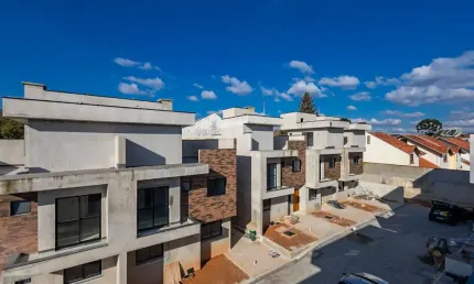 Sobrado triplex em condomínio com linda vista para o parque tingui