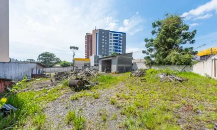 Ótimo terreno com 3 frentes, estuda permuta no local