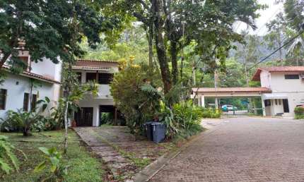 Sensacional casa em condomínio para venda com 5 quartos, sendo 5 suítes, 370m²