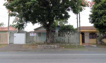 Excelente oportunidade! Terreno à venda com 2 residências, localizado no bairro Hauer.