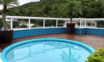 Linda cobertura em Bombas, 139,2m² privativos, piscina, três suítes, 2 vagas, mobiliada.