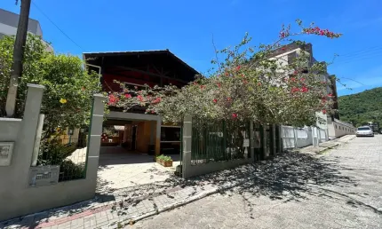 Casa 5 Quartos no Costão de Bombas - Mobiliada, 250m da Praia!