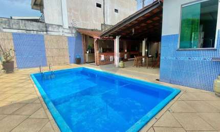 Casa residencial de 403 m², com 4 dorm. sendo 2 suítes. Por R$ 800 mil no Adrianópolis