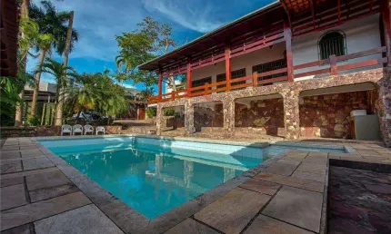 Casa estilo colonial com 4 suites, área gourmet + piscina no bairro Aleixo