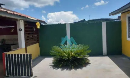 Excelente casa, quintal grande, quarto nos fundos com banheiro, no centro, cozinha planejada